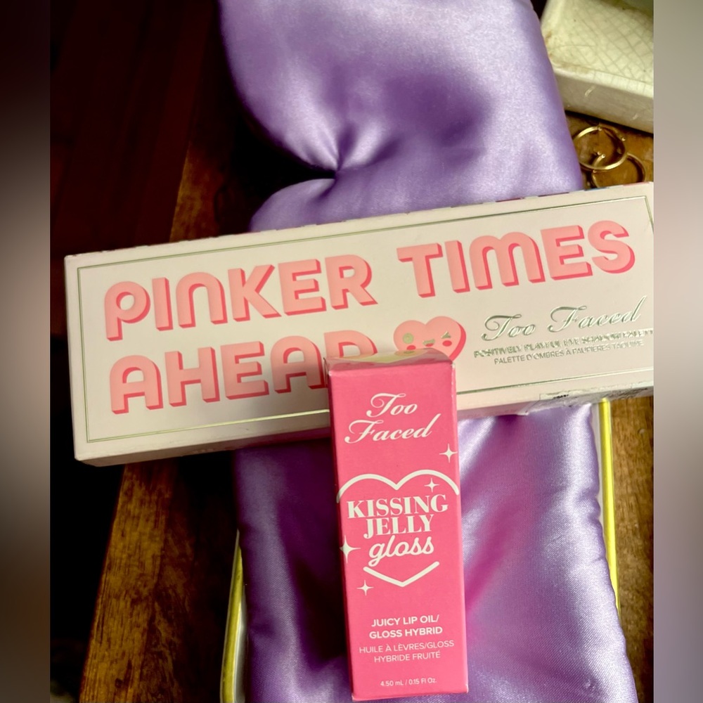 NWT✨Too Faced Bundle✨ Eyeshadow palette & Kissing Jelly Glass